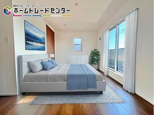 【洋室】
バーチャルにて家具を配置。２面採光の明るい洋室。シンプルカラーで家具の配置もしやすいですよ♪