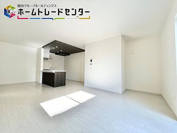 【LDK】
約１７．７帖のLDKはには南側からの明るい光が入ります♪夕方まで電気要らずで光熱費も節約♪