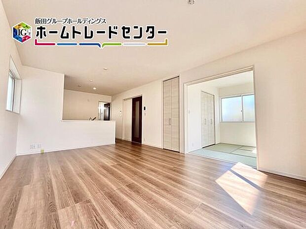 対面キッチン採用のリビングは家族が一つになれる空間となります。お料理をしながらリビング全体を見渡すことができるのでお子様が遊んだり、勉強していても一緒に空間を共有できます。