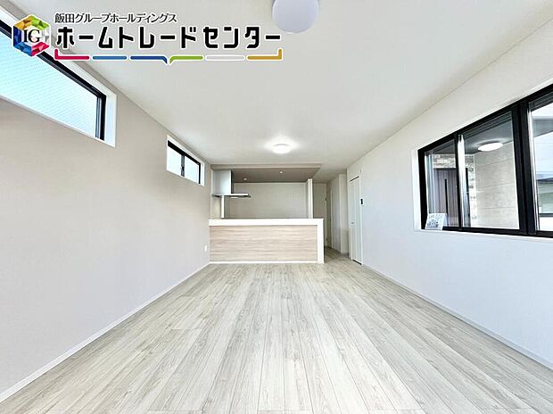 LDKは約18帖の縦長タイプ♪ダイニングとソファもゆとりで配置可能!カラー配色もシンプルだから家具等のカラーも限定されず安心♪