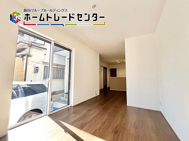 対面キッチン採用のリビングは家族が一つになれる空間となります。お料理をしながらリビング全体を見渡すことができるのでお子様が遊んだり、勉強していても一緒に空間を共有できます。