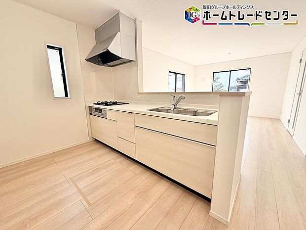 スライド収納型のシステムキッチン♪食洗器も後付けに対応しています。出し入れもラクラクですよ!