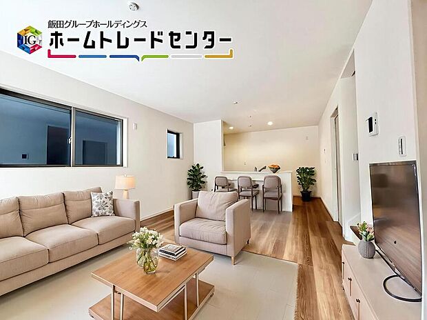 バーチャルにて家具を配置。縦長で奥行のあるリビングは家具の配置もゆとりをもつことができます。憧れのソファを配置してくださいね。