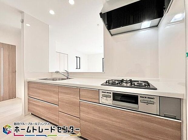 【キッチン】
収納力が豊富な大型スライド収納で大きなお鍋も出し入れラクラク♪食洗器を後付けすることも可能♪