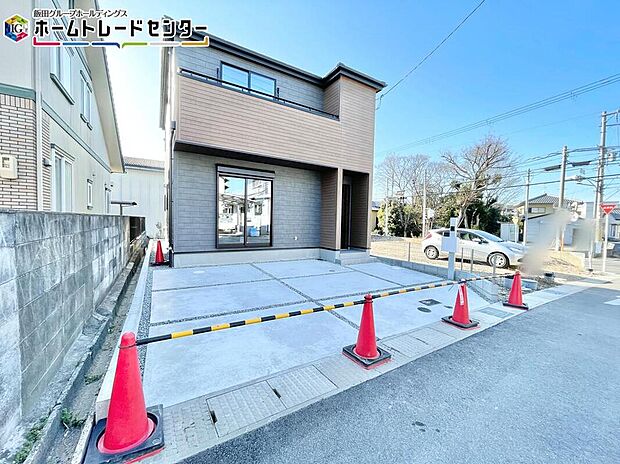 【現地外観写真】
シックな外観で飽きの来ないデザインです！人気の配色です！