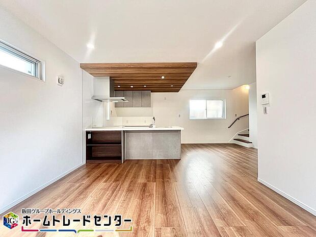 【リビング】
家具の配置がしやすいＬ型のリビングは、ダイニング空間とリビング空間をしっかり分けられるから嬉しい♪