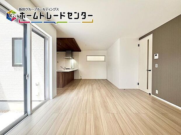 【リビング】対面キッチン採用のリビングは家族が一つになれる空間となります。お料理をしながらリビング全体を見渡すことができるのでお子様が遊んだり、勉強していても一緒に空間を共有できます。