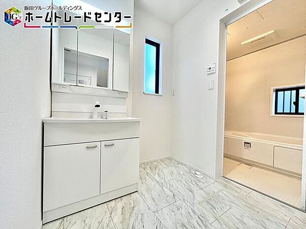 【洗面台・洗面所】毎日使うものだから清潔な空間を保ちたい水回り。洗面化粧台にはそんな願いを解消させてくれる収納アイデアが満載です。三面鏡の裏側にはキャビネットが現れ小物から背の高い物まで収納できます。