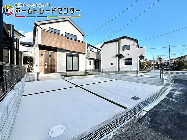 【【外観写真】】全棟カースペース２台～３台確保のゆったりとした敷地。お家とお家の間が広くて重厚感ある邸宅が建ち並びました♪