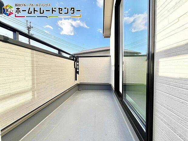 【【バルコニー】】バルコニーは洗濯物を干すだけのスペースではありません!広々としたバルコニーならシーツなど大きな洗濯物も干せます。