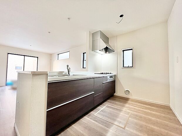 【キッチン】【キッチン】
オープンカウンターの対面キッチンは、家事をしがらでも1日の出来事を家族とお話できるのもメリットで人気の間取りの一つです。