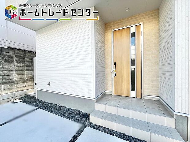 【玄関】屋根付きの玄関は、雨を避けて濡れずに出入りでき、荷物の上げ下ろしにも便利です。採光ガラス付き玄関ドアで、自然光を取り込み玄関も明るく、開放的です。