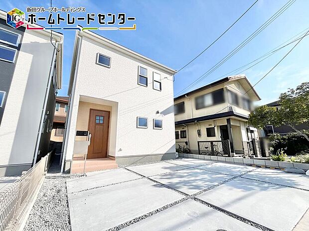 【【現地外観写真】】現地完成しました！全２区画の分譲地はカースペース２台確保で日当たり良好なおうちです♪