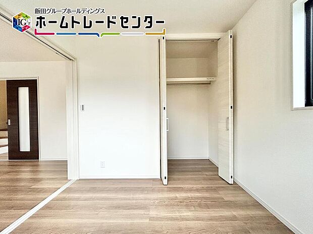 【リビング以外の居室】充分な広さの収納を備え、採光良好な洋室は、快適空間。プライベートの時間もゆったりお寛ぎ頂けそうです。