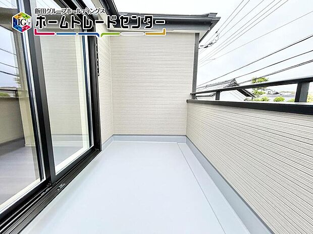 【バルコニー】バルコニーは洗濯物を干すだけのスペースではありません!広々としたバルコニーならシーツなど大きな洗濯物も干せます。