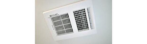 【浴室暖房換気乾燥機】入浴後の水滴や湿気を排出し、カビの発生や臭いを抑制する暖房換気乾燥機。雨の日の洗濯物にも効果的です。