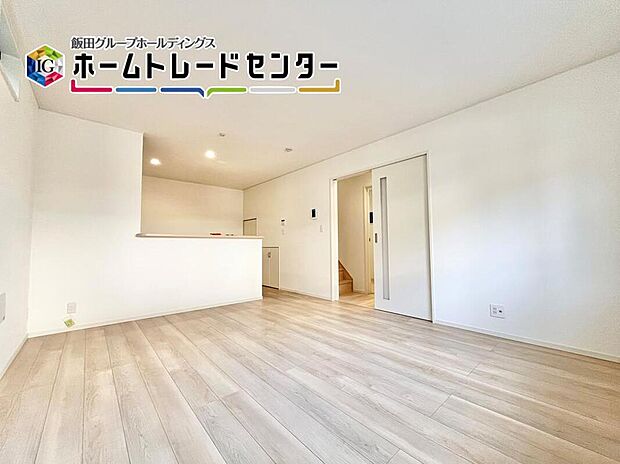 【リビング】対面キッチン採用のリビングは家族が一つになれる空間となります。お料理をしながらリビング全体を見渡すことができるのでお子様が遊んだり、勉強していても一緒に空間を共有できます。