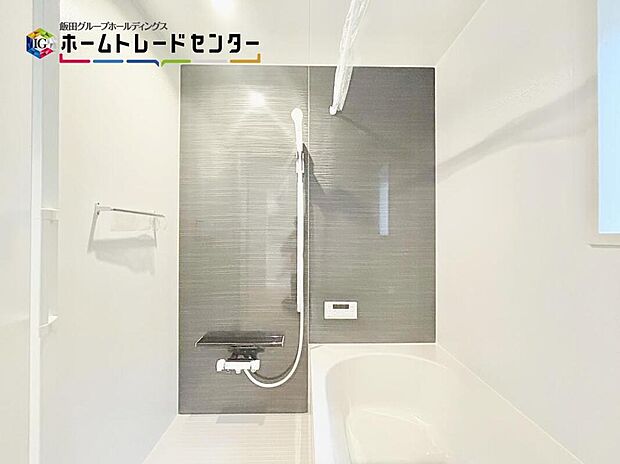 【浴室】1坪タイプのバスルームは雨の日でも洗濯が干せる浴室暖房乾燥機付き♪急ぎの洗濯物はここでも可能♪