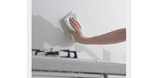 【キッチンパネル】ガスコンロ前の壁には、熱に強く、サッと拭き取るだけで簡単に油汚れを落とすことができるキッチンパネルを採用しています。簡単な手入れでキレイが続くのはうれしいですね(同仕様)