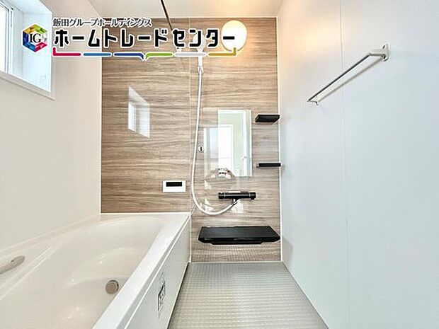 【浴室】一日の疲れを癒してくれるバスルームはゆったりと浴槽に入り半身浴をしながら読書を楽しんだりお子様と一緒に入浴したりと寛げる空間です。お気に入りの入浴剤を使用してリラックス空間♪