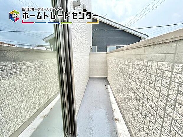 【バルコニー】２面バルコニー設置で、家族のお布団もたくさん干すことが可能。これで一日の最後は安眠ですね。