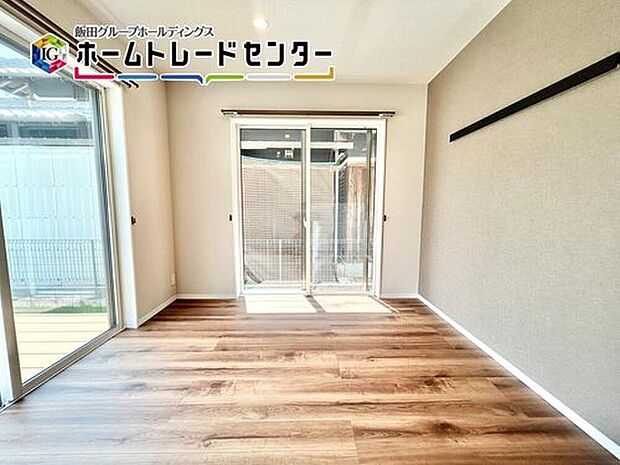 【リビング以外の居室】ウッドデッキにつながる洋室は採光もよく開放的です。