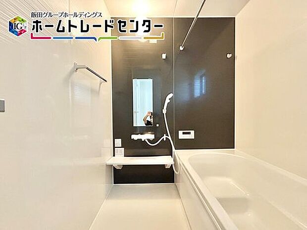 【 浴室】一日の疲れを癒してくれるバスルームはゆったりと浴槽に入り半身浴をしながら読書を楽しんだりお子様と一緒に入浴したりと寛げる空間です。お気に入りの入浴剤を使用してリラックス空間♪