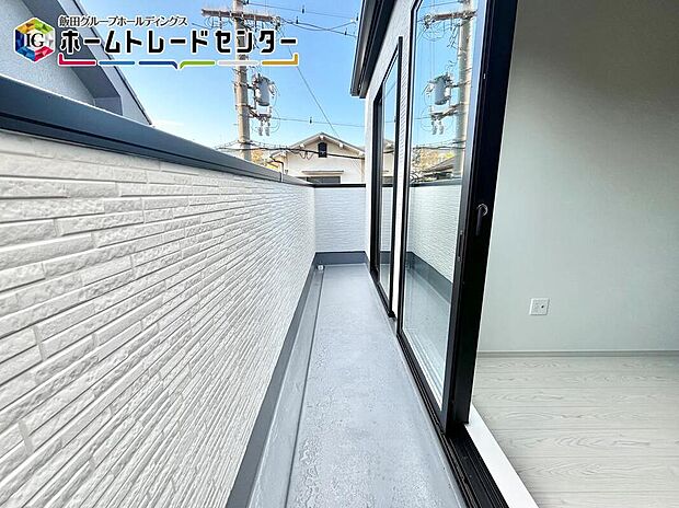 【バルコニー】ワイドバルコニー設置で、家族のお布団もたくさん干すことが可能。これで一日の最後は安眠ですね。