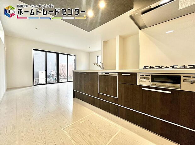 【キッチン】オールスライド収納のシステムキッチンは出し入れラクラク♪食洗器も設置しているので家事も時短で嬉しいアイテム♪