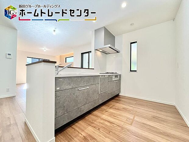 【キッチン】窓付きの明るく爽やかなキッチンスペース。床下収納もございますので、いつでもすっきりとお使い頂けそうです。