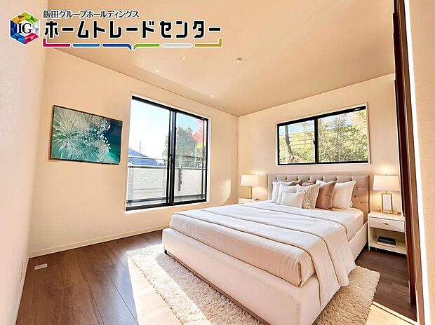 【リビング以外の居室】【バーチャルで家具配置】
充分な広さの収納を備え、採光良好な洋室は、快適空間。プライベートの時間もゆったりお寛ぎ頂けそうです。