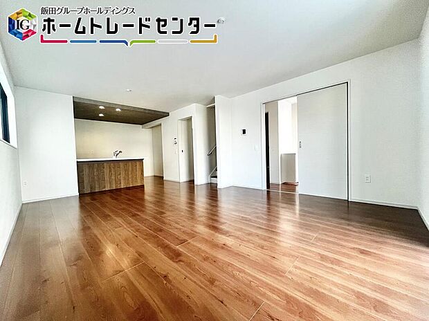 【リビング】大きな窓を配置したリビングは家族の集まる空間なので、明るさは大切です。ストレスなく家具が配置できることも広さがあるポイントの一つです。