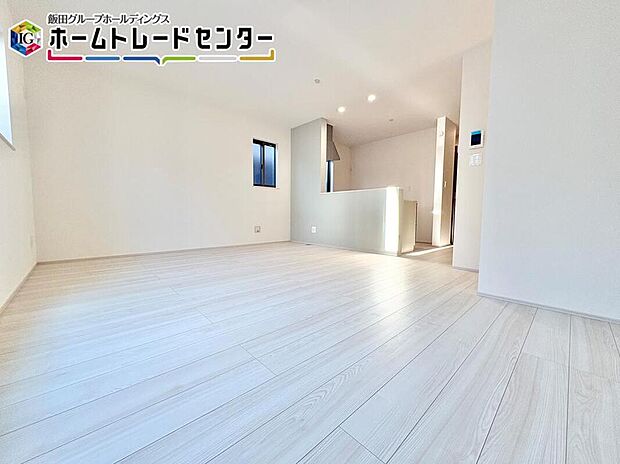 【リビング】対面キッチン採用のリビングは家族が一つになれる空間となります。お料理をしながらリビング全体を見渡すことができるのでお子様が遊んだり、勉強していても一緒に空間を共有できます。