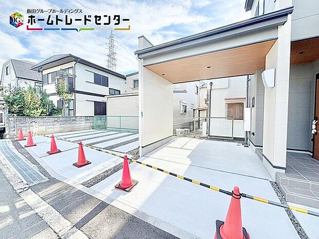 【駐車場】４台駐車可能なカースペースは、友達が来た時に誇らしげに停めてもらえる広さを確保。車だけでなく自転車や大型バイクも♪