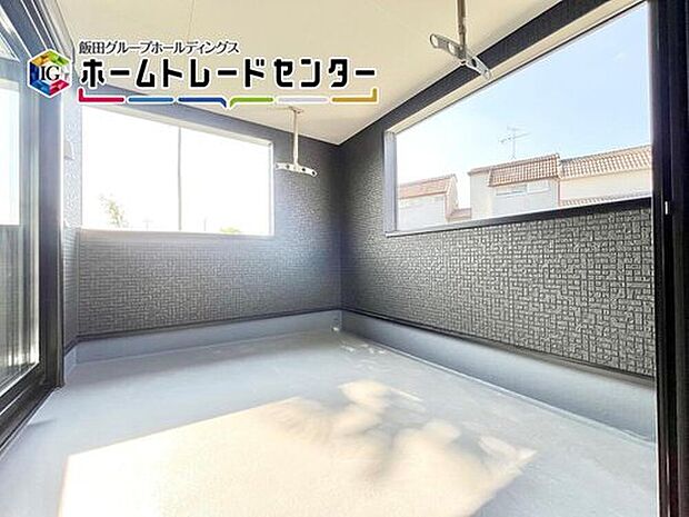 【バルコニー】バルコニーは洗濯物を干すだけのスペースではありません！広々としたバルコニーならシーツなど大きな洗濯物も干せます。