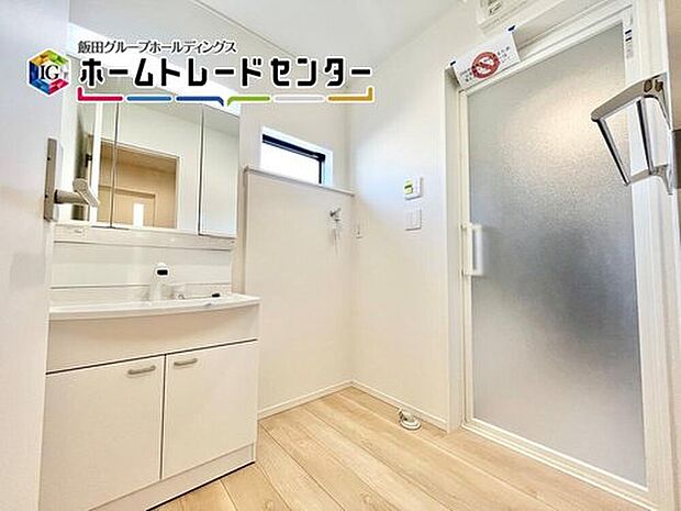 【洗面台・洗面所】毎日使うものだから清潔な空間を保ちたい水回り。洗面化粧台にはそんな願いを解消させてくれる収納アイデアが満載です。三面鏡の裏側にはキャビネットが現れ小物から背の高い物まで収納できます。