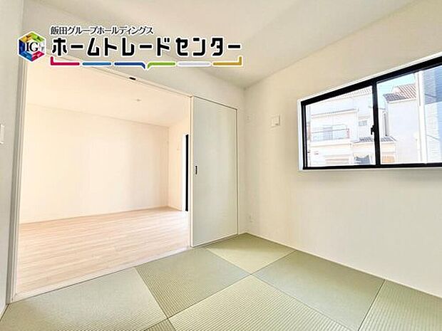 【リビング以外の居室】1部屋はあったら嬉しい畳スペース。赤ちゃんを寝かせたり、ご両親さんのお泊り部屋だったりジャングルジムを置いたりと用途は多数♪(4号棟)