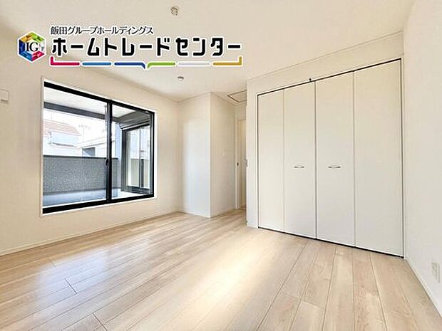 【リビング以外の居室】南面に配置しているバルコニーが洋室内にあり、お子様も日中には気持ちよくお昼寝ができますね。