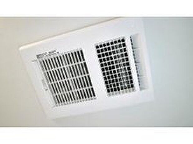 【浴室暖房換気乾燥機】入浴後の水滴や湿気を排出し、カビの発生や臭いを抑制する暖房換気乾燥機。雨の日の洗濯物にも効果的です