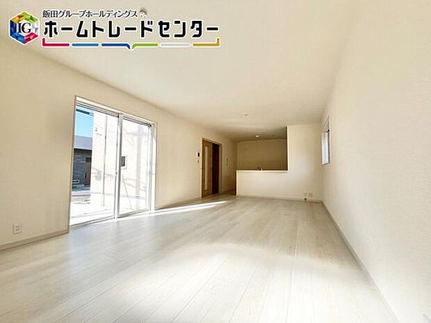 【リビング】２号棟リビング
家族やお友達とのお食事やティータイムを楽しむダイニングは対面キッチン。お食事やお茶の準備をしながらでも、自然と会話の輪が広がります。