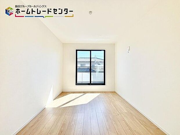 【リビング以外の居室】南面に配置しているバルコニーが洋室内にあり、お子様も日中には気持ちよくお昼寝ができますね。