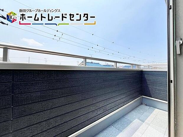 【バルコニー】南面バルコニーで日当たり良好♪奥行もあり洗濯もの干しもノンストレスです♪