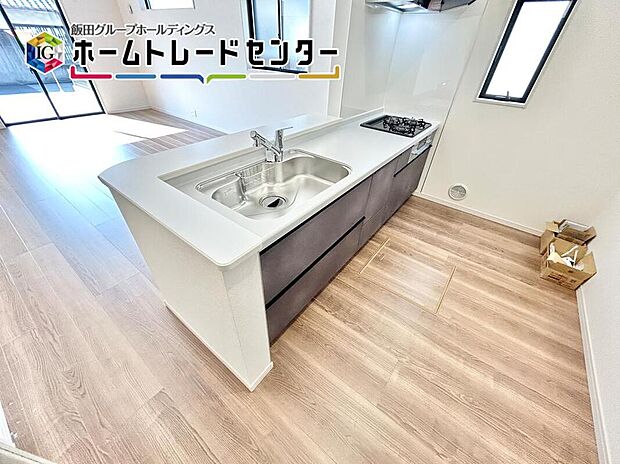 【キッチン】人気の対面キッチンは吊戸棚をなくして解放感を重視しました。リビングを見渡すことができて小さなお子様がいても安心ですよ。