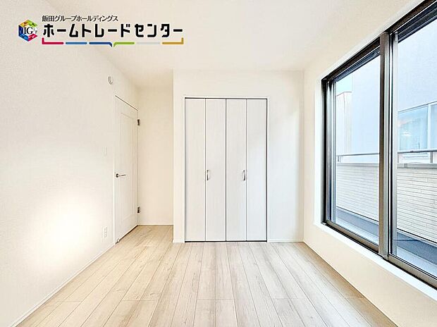 【リビング以外の居室】南面に配置しているバルコニーが洋室内にあり、お子様も日中には気持ちよくお昼寝ができますね。