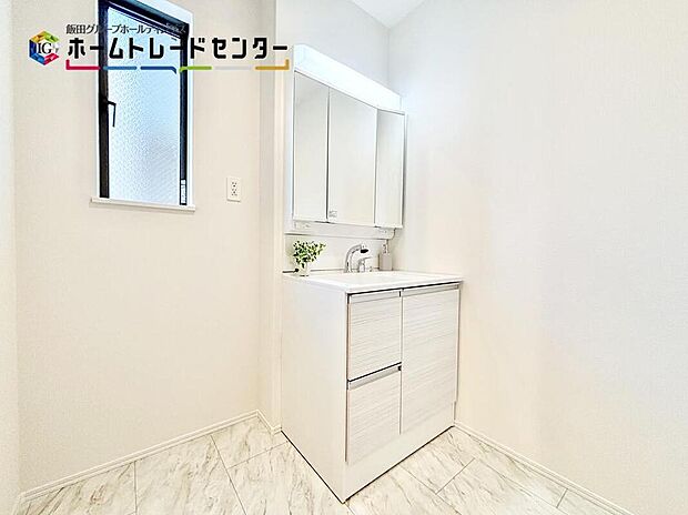 【洗面台・洗面所】毎日使うものだから清潔な空間を保ちたい水回り。洗面化粧台にはそんな願いを解消させてくれる収納アイデアが満載です。三面鏡の裏側にはキャビネットが現れ小物から背の高い物まで収納できます。