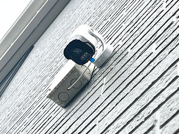 【【ワイヤレスセンサーカメラ】】カメラ本体をWiFi接続すれば、専用アプリを通して映像確認が可能です。いつでもどこでも、自宅を見守ることができます。
家の中だけではなく外出先でも、置き配の荷物なども確認ができます。