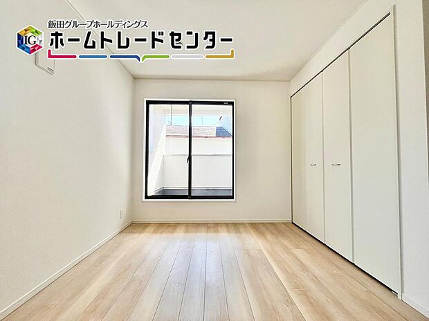 【リビング以外の居室】白を基調とした居室。明るめのフローリングですので、壁紙ともマッチし、お部屋を更に広く見せてくれる効果も。