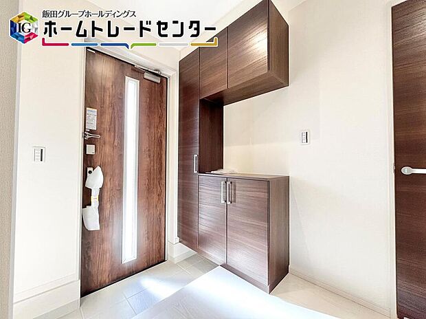 【玄関】玄関横にはシューズクロークスペースを設置。ベビーカーやキャンプ用品など外ものをしっかりと収めることが可能な空間♪