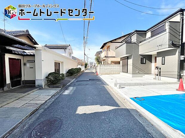 【前面道路含む現地写真】戸建のメリットは何といってもゆったり建っていること。車や自転車などおうちから出てすぐに使用可能♪