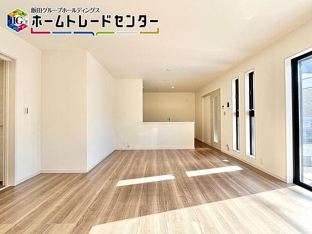 【リビング】大きな窓を配置したリビングは家族の集まる空間なので、明るさは大切です。ストレスなく家具が配置できることも広さがあるポイントの一つです。